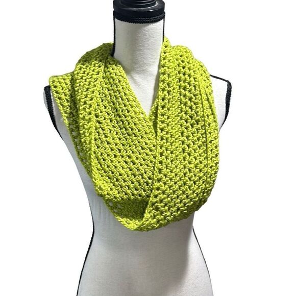 Brand New!! Handmade acrylic lightweight crochet infinity scarf - Picture 1 of 4